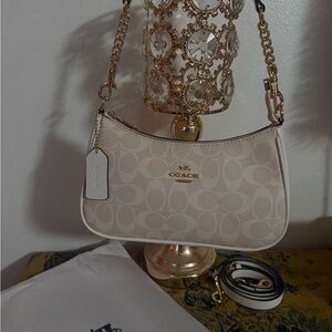 Coach White Signature Shoulder Bag 
#coach